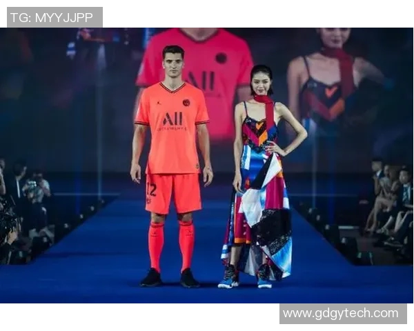 足球明星华丽走秀展现风采引领时尚潮流震撼全场视频回顾